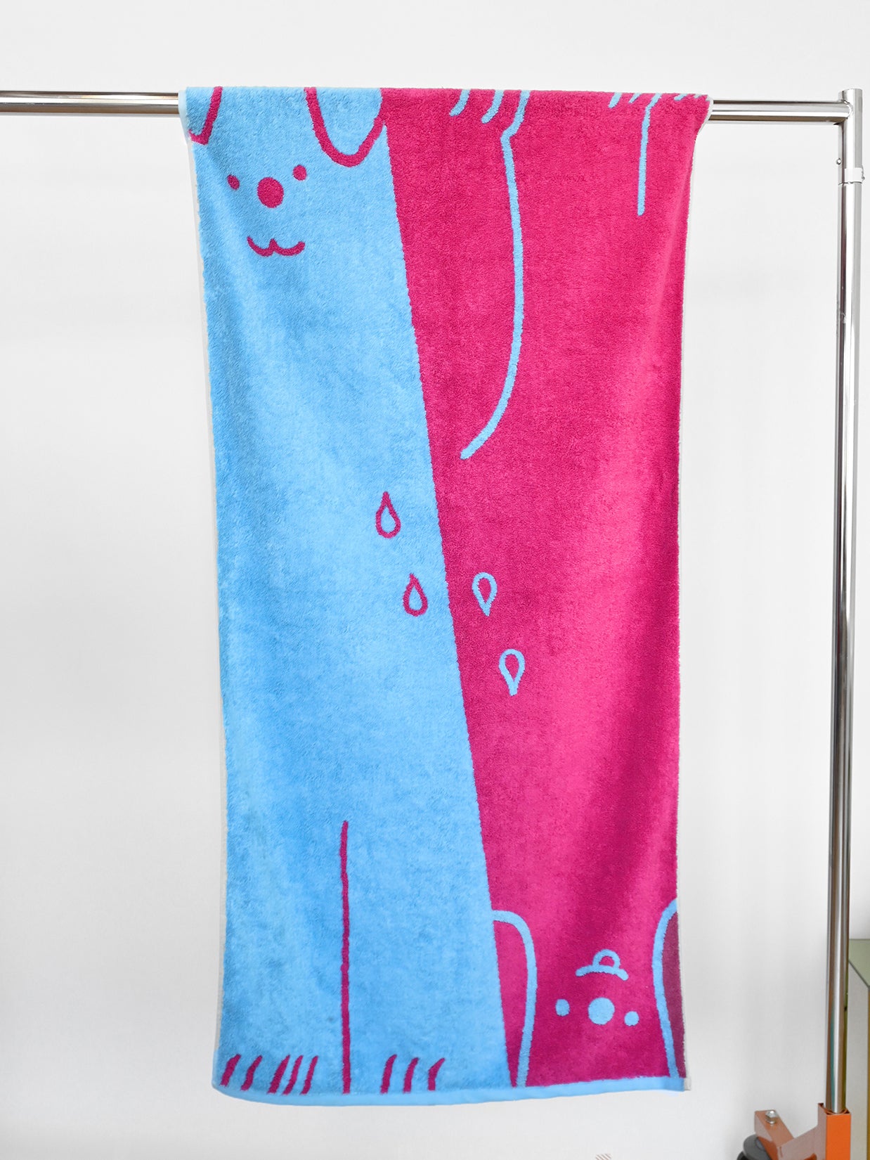 "WET DOGS" collection of terry cloth bath towels and bathmats. Natali Koromoto x Ho Hos Hole in The Wall -- Designed in Brooklyn, NY. Made in Portugal with BCI Cotton, Oeko-Tex Standard 100.