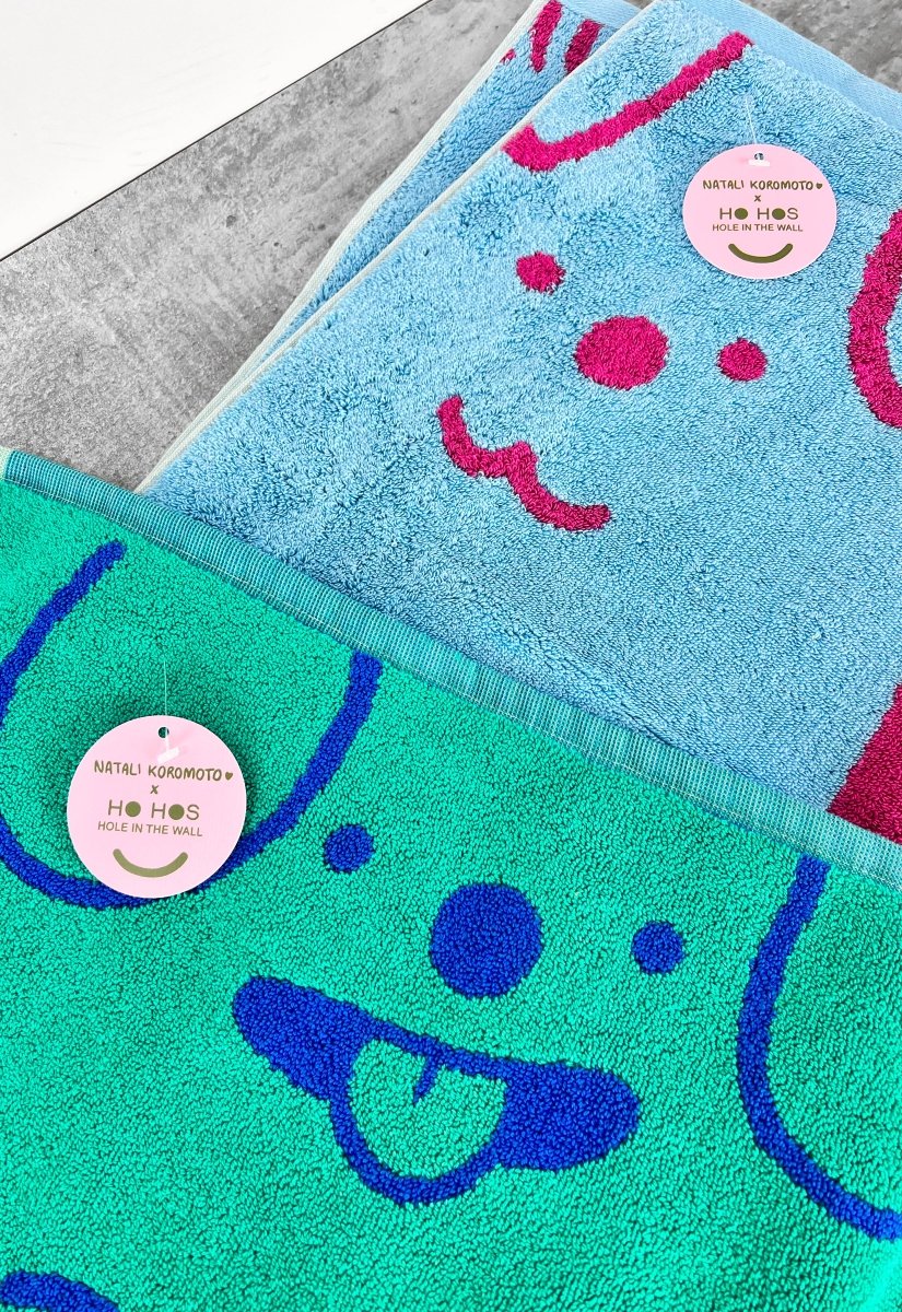 "WET DOGS" collection of terry cloth bath towels and bathmats. Natali Koromoto x Ho Hos Hole in The Wall -- Designed in Brooklyn, NY. Made in Portugal with BCI Cotton, Oeko-Tex Standard 100. Bath mat 20"x30", 1000 GSM.